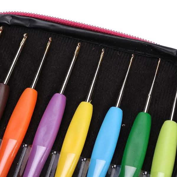 16-Piece Colored Crochet Hooks Yarn